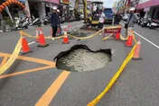 影/大雨才停驚現天坑！高雄前鎮路面突崩塌　恐怖瞬間畫面曝