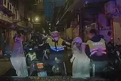影/板橋通緝男毒駕違規加速逃逸　遭警圍捕搜出海洛因