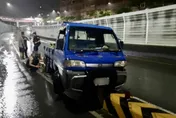 影/蘆洲永安橋貨車自撞卡分隔島　駕駛口齒不清驗出毒駕