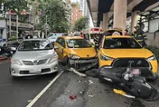 影/北市市民大道計程車暴衝連撞4車　4人受傷緊急送醫