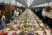 影/60秒掃光！銅鑼五福廟辦普度法會　400位民眾「搶供品」