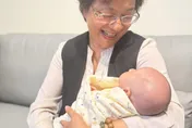 缺席魏平政競總成立在忙什麼事？王惠美突曬「抱孫照」