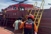影/貨輪外籍船員疑心肌梗塞　海巡搭黑鷹直升機落艦救援