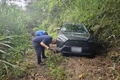 影/男子開車入高雄深山「大雨泥巴困人車」　警挖泥脫困