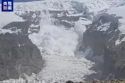 影/新疆慕士塔格峰冰川雪崩　數百米「白色雪牆」狂瀉畫面曝