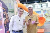 合體謝國樑獲贈「火車頭」！李四川：未來拚捷運來還禮