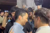 王見王！蔣萬安遇沈伯洋握手致意　2人咬耳朵「悄悄話」內容曝