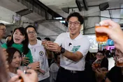 與蔣萬安咬耳朵談什麼？沈伯洋：請他注意兒虐問題