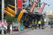 影/馬路突破洞！彰化大型吊車慘翻覆　駕駛受困救出
