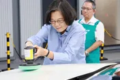 藍綠互罵「棄單」　蔡英文發聲：不要只有過節才想到庇護工場