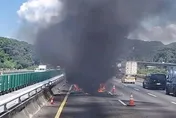國1三義段火燒車！休旅車追撞施工車全毀　燒成骨架