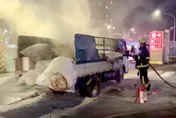 影/新北土城行駛中貨車狂冒煙　警消急灌救幸無人傷