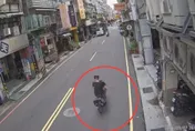 影/新北三重街頭驚見男子持鐮刀　家長接孩子放學嚇壞