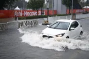 名古屋豪雨狂炸破紀錄！百萬人緊急避難　汽車慘遭沖走