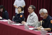 行政院長卓榮泰深夜赴中山分局　視察擴大臨檢勤務