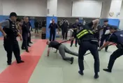 影/台美警察實務交流　西雅圖警長率團參訪北市信義分局