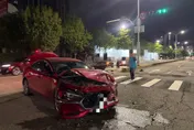 影/台中慘烈撞擊「休旅車頭毀、廂型車翻」！再波及對向車