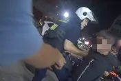 影/酒後認錯仇家！高雄醉男街頭叫囂　推倒2名女店員