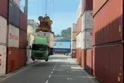 基隆港驚悚版《天外奇蹟》！貨櫃車固定插銷沒拔「整輛吊起升空」