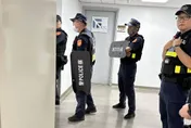 影/桃園機場驚傳持刀挾持案　男子闖辦公室與警方對峙
