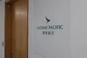 桃機爆濺血！男持刀闖休息室挾實習生　國泰航空證實了