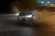影/雨彈狂炸宜蘭！冬山街道慘淹腳踝　車輛劃過積水四濺
