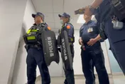 刀架人質！桃機上演23分鐘生死對峙　3警受傷救出實習生