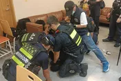 妻子吵架後出國崩潰！男怒吼「為什麼沒人理我」？持刀闖桃機辦公室挾人