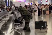 桃機持刀劫持人質「嫌犯背包丟大廳」！防爆小組處理竟未疏散人群