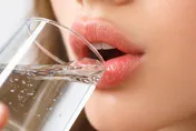 一喝水就想尿？醫：4症狀恐是糖尿病