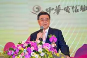 72對新人證婚！卓榮泰催生：明年生一胎月領5千、雙胞胎雙份