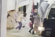 影/為男友狠轟正宮！台灣首位女槍手羈押「狂奔上囚車」