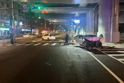 影/土城嚴重車禍！迴轉對撞直行車「車頭消失」　2人受傷