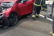 影/國1林口段自撞側翻！飛越4車道　駕駛肋骨斷5根