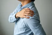 抬手痛、肩膀僵硬是五十肩？醫：也可能是心臟疾病
