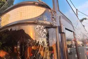 影/嘉義校車司機熱衰竭撞電桿！　高三生急拉手煞、拔鑰匙保20命