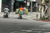 超狂！北市男騎單車「扛3人座沙發」　路人目擊看傻