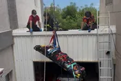 澎湖男修繕失足！3樓跌落鐵皮屋頂消防吊臂救援