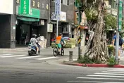 單車沒有極限！北市男載整座沙發還有靠枕　全網看傻