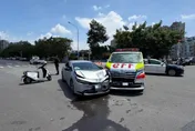 影/聽到警號還硬衝！高雄自小客撞翻救護車　駕駛恐重罰10萬
