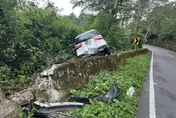武嶺連續彎道休旅車失控衝破護欄　一家4口輕傷