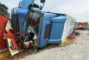 國1大埤段大貨車爆胎側翻！雞蛋砸滿地　駕駛送醫不治