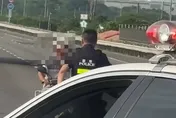 機車闖國道1號還逆行內側車道！79歲翁遭警設路障攔停