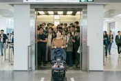 電梯排隊卻要讓嬰兒車掀論戰　蘇怡寧怒：「優先」不是插隊