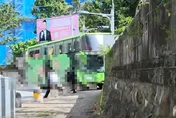 影/花蓮統聯客運直衝校門！　司機：手機看到血腥畫面失控