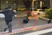 影/警政署警官涉毒10萬交保　掩面衝出北檢門口慘摔