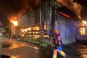 影/新北深夜工廠大火連2「狀況危急」！合計破2百消防員灌救