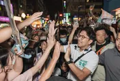 拿名牌包找沈伯洋簽名！中產階級動搖？青鳥女神驚：蔣萬安該緊張了