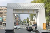 成大「窮理致知」歷史建築校門遭撞　竟是抓斗車「裝太滿」