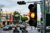 黃燈到底要加速還是煞車？公路局解答：關鍵看停止線